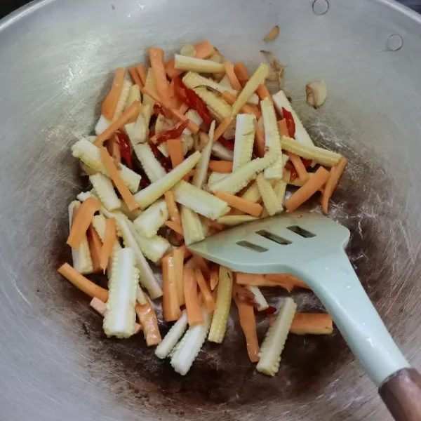 Masukkan wortel dan jagung muda, aduk rata.