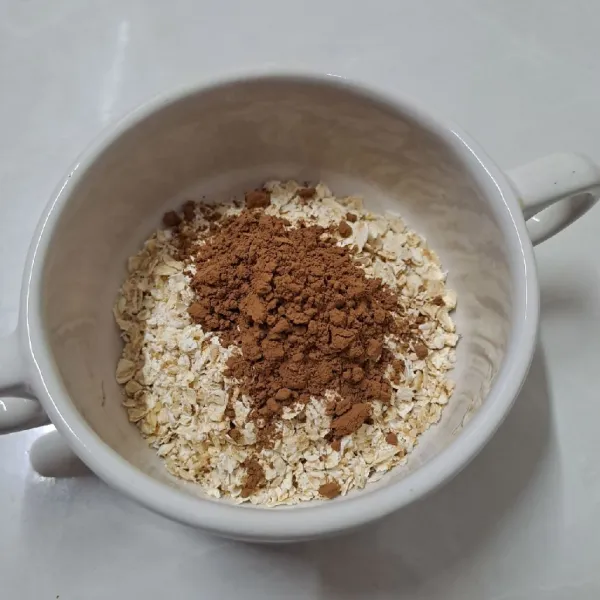 Siapkan mangkok, beri oatmel instan dan coklat bubuk.