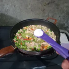 Bumbui dengan garam, gula, dan kaldu. Aduk dan koreksi rasa. Masak sampai matang.