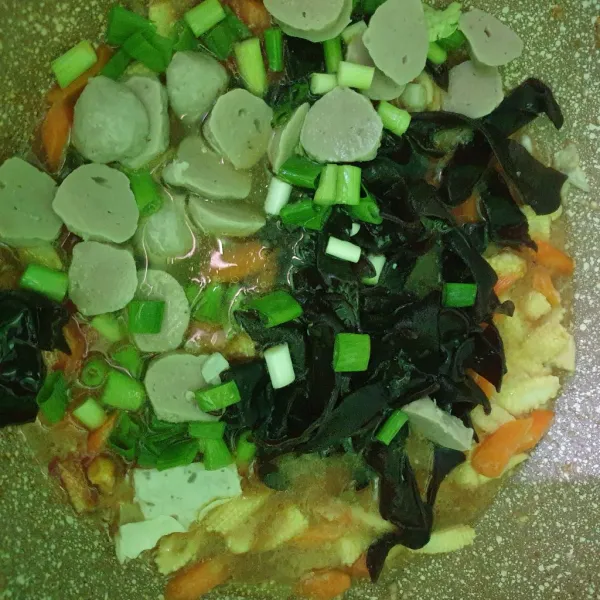 tambahkan bakso, jamur kuping dan bawang daun masak sebentar selama 1 menit.