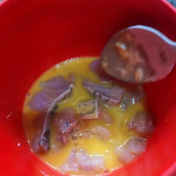 Lumuri ikan dori yang telah dipotong dengan air jeruk nipis. Diamkan selama 10 menit. Kemudian masukkan dalam kocokan telur.
