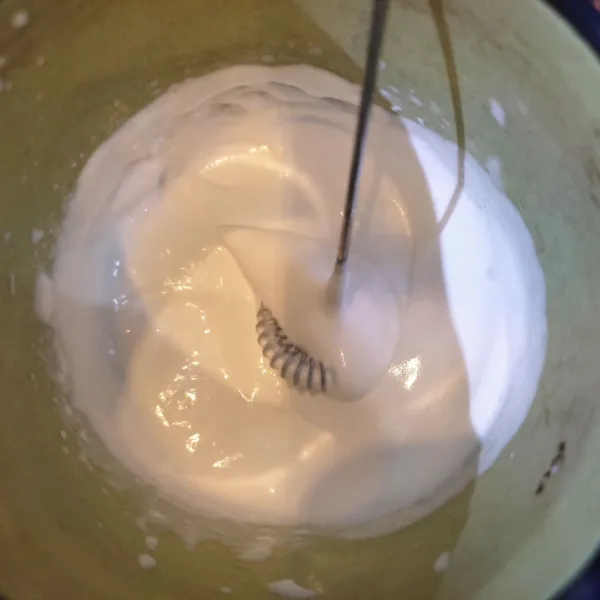 Kocok whipping cream hingga mengembang dan kaku.