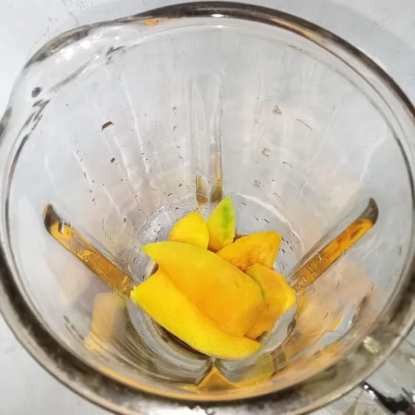 Masukkan mangga ke dalam blender.