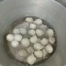 Cetak pentol dengan memasukkan ke dalam air panas, biarkan mengapung.