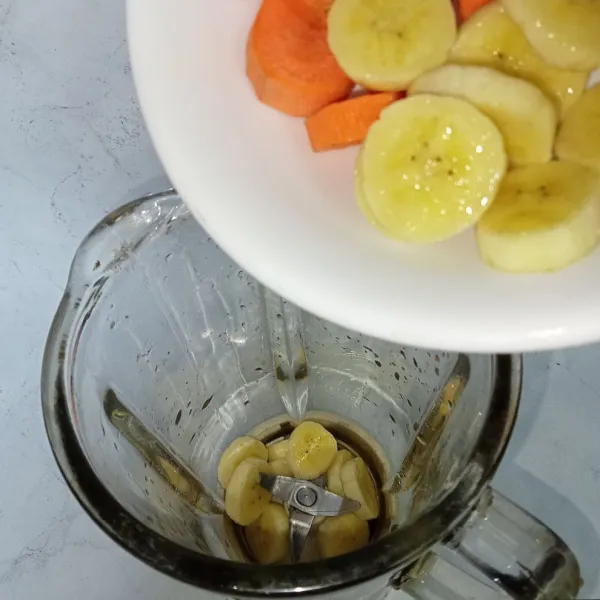 Masukkan pisang dan wortel kedalam blender.