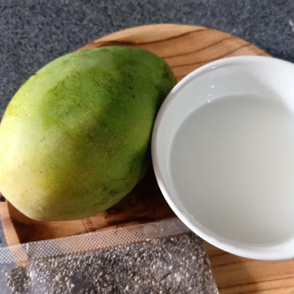 Siapkan mangga, yogurt bisa pakai yang plain atau rasa mangga.
