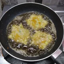 Panaskan minyak goreng, ambil 1 sdm adonan, pipihkan. Lakukan berulang, goreng sampai matang di kedua sisi. Angkat dan tiriskan. Sajikan.