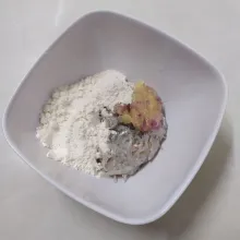 Dalam mangkok, campur ikan teri nasi, tepung terigu, tepung bumbu serba guna dan bumbu halus. Aduk sampai rata.