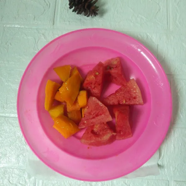 Potong-potong mangga dan semangka, kemudian sisihkan.