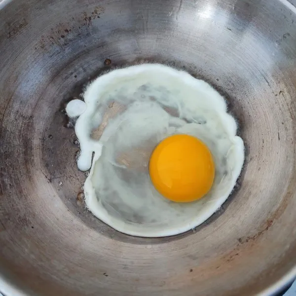 Pecahkan telur, lalu goreng ½ matang. Sisihkan.