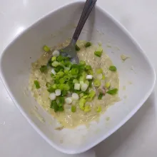 Masukkan irisan daun bawang. Aduk rata.