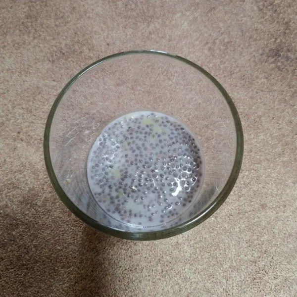 Tuang seperempat smothies alpukat didasar gelas, lalu tambahkan 1 sdm chia seed puding, lalu tambahkan alpukat lagi.