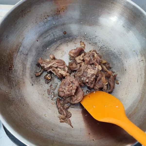 Marinasi daging dengan bahan saos minimal 15 menit. Kemudian setelah bahan lainnya siap, tumis hingga matang.