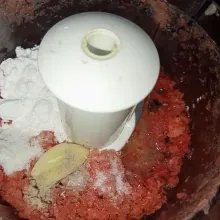 Haluskan terlebih dahulu daging sapi menggunakan chopper lalu masukkan sagu tani, es batu, bawang putih telur, merica, garam, dan kaldu jamur.