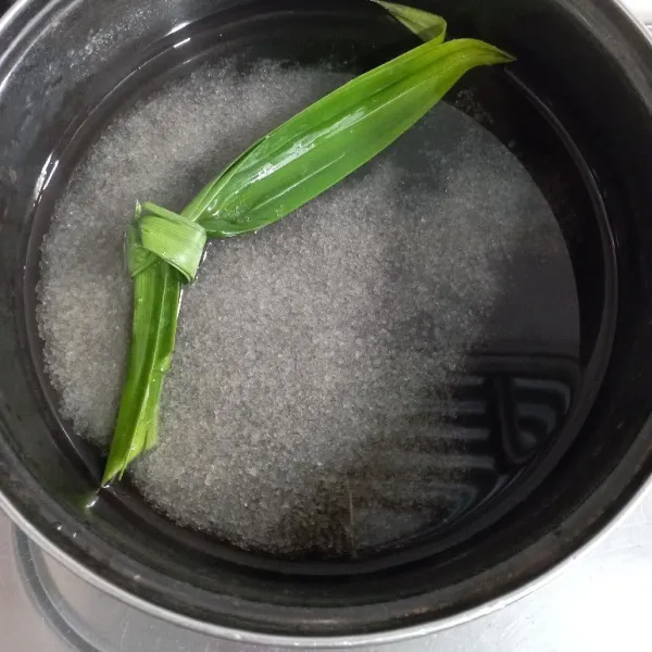Masukan gula pasir ke dalam panci tambahkan daun pandan.