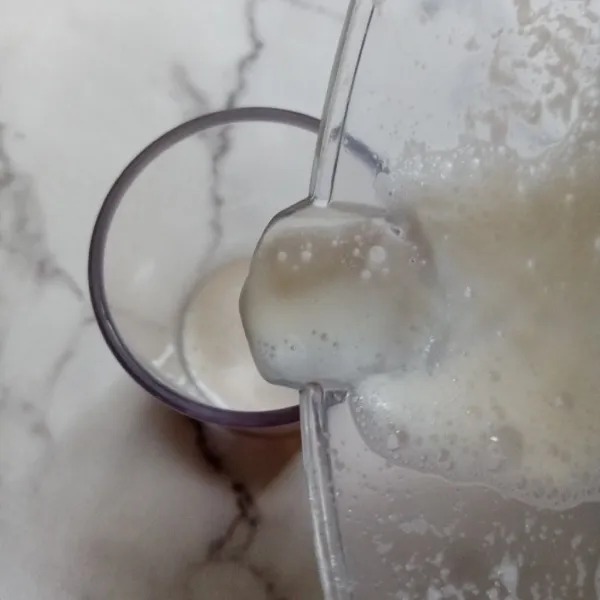 Tuang white smoothies dalam gelas