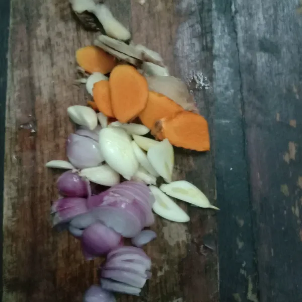 Iris bawang merauh, bawang putih, jahe dan kunyit