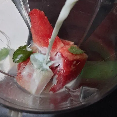 Tambahkan susu cair.