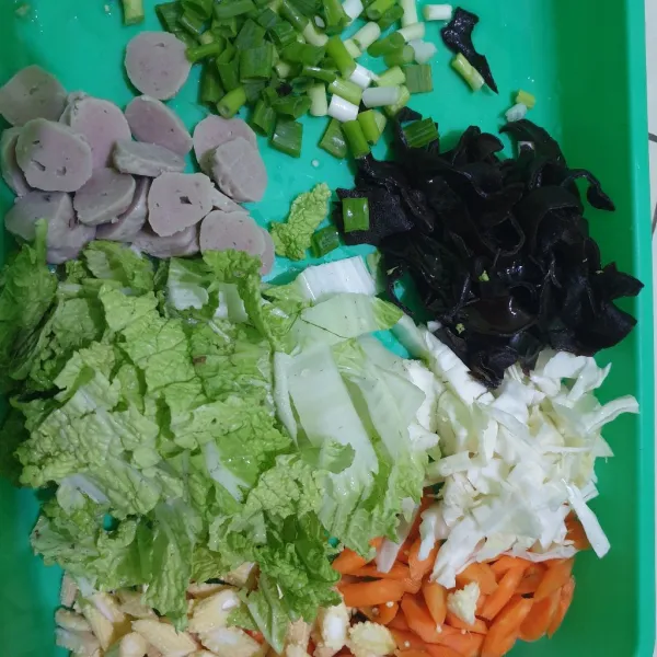 Siapkan bahan Sayur, cuci bersih lalu potong-potong.
Potong-potong bakso.