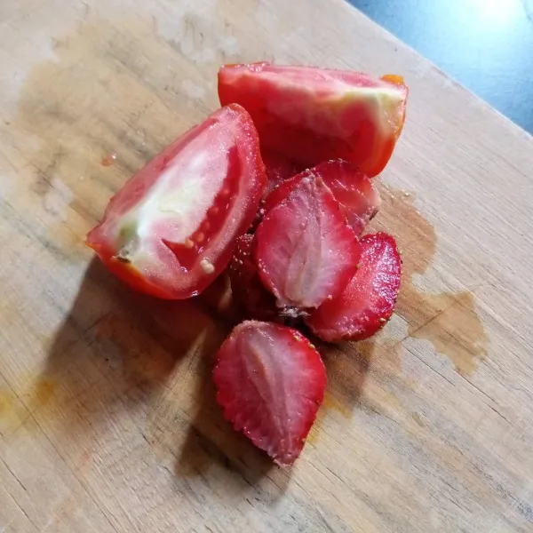 Potong tomat dan stroberi.