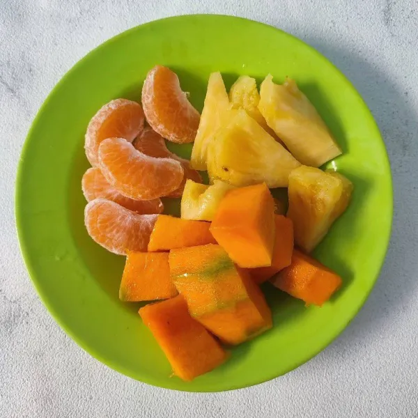 Siapkan buah-buahan, bersihkan dan potong sesuai selera. Untuk jeruk belah 2 dan buang bijinya.