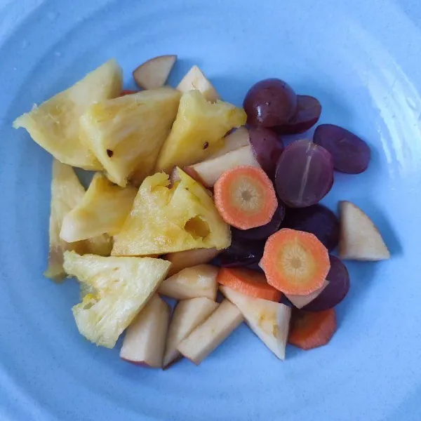 Siapkan buah-buahan yang sudah dicuci dan dipotong kecil.