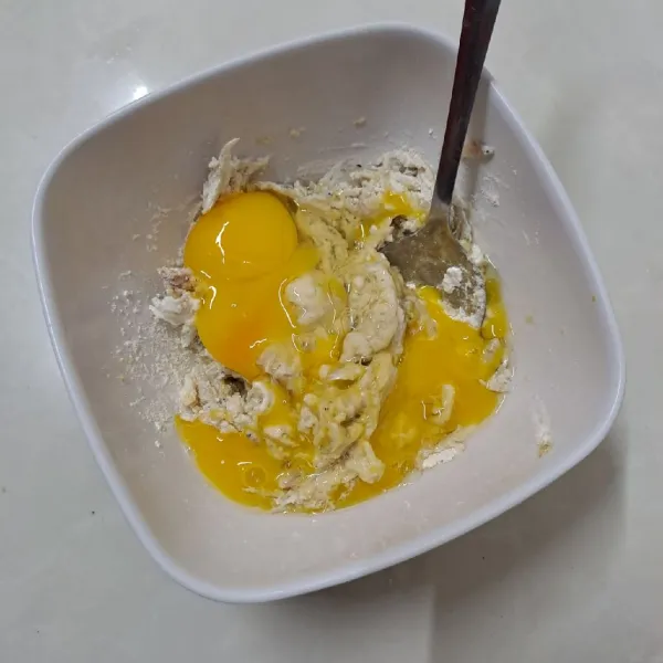 Masukkan telur, aduk sampai rata.
