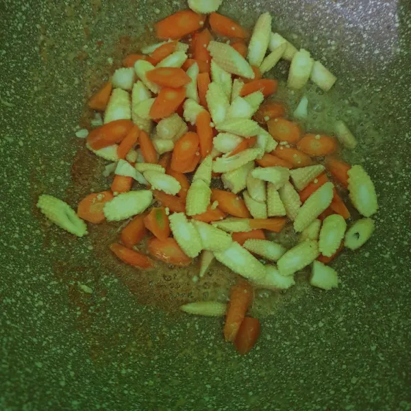 Masukkan sayur wortel, baby corn.