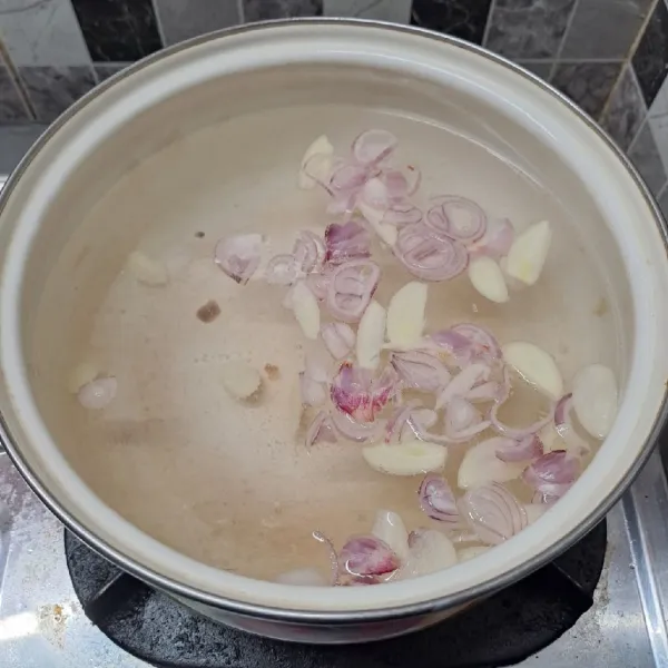 Rebus air, irisan bawang merah dan bawang putih sampai mendidih.
