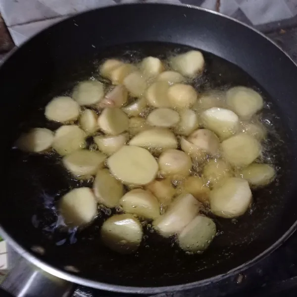 Potong kentang, goreng hingga matang tiriskan.