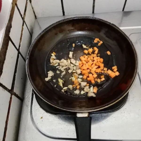 Tumis bawang putih hingga harum. Masukkan ayam, masak hingga berubah warna. Tambahkan wortel. Aduk rata.