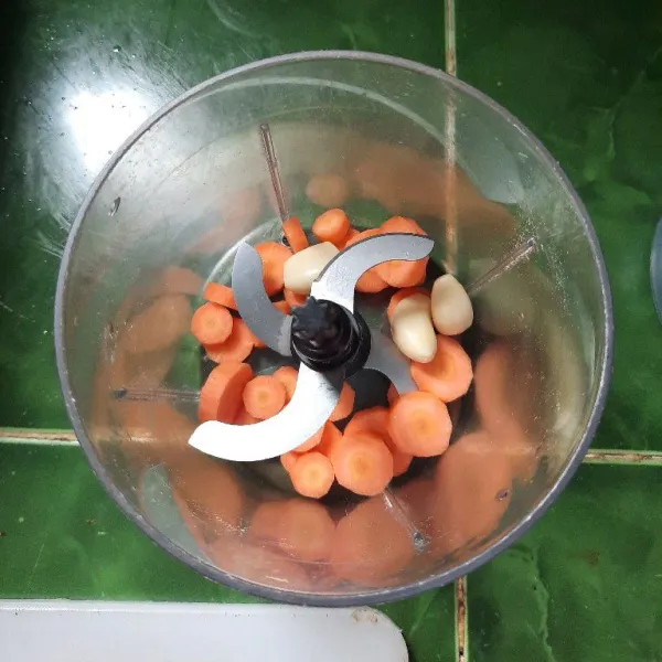 Haluskan wortel dan bawang putih terlebih dulu.