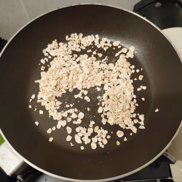 Sangrai oatmeal hingga kecoklatan.