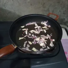 Tumis irisan bawang merah dan bawang putih.