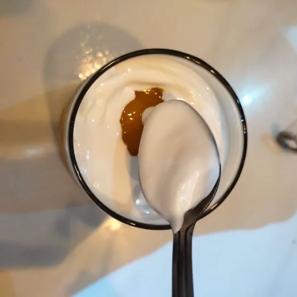 Ratakan whipping cream ke atas smoothies. Tambahkan mangga potong lalu taburi dengan chia seeds dan beri daun mint.