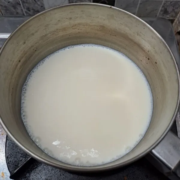 Rebus susu sampai muncul gelembung-gelembung kecil. Matikan kompor.