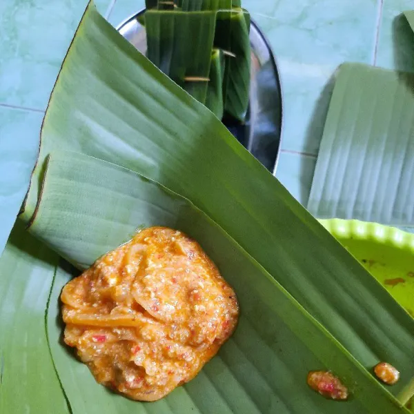 Siapkan daun untuk membungkus botok