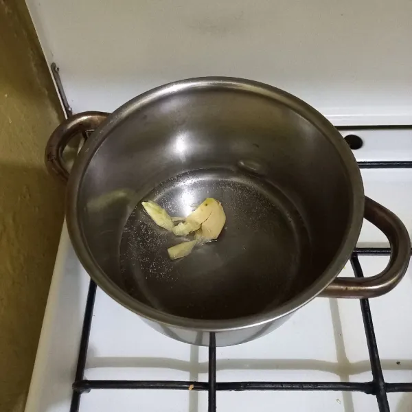 Didihkan air dalam panci, masukkan jahe, masak beberapa saat hingga aroma kuat jahenya keluar.