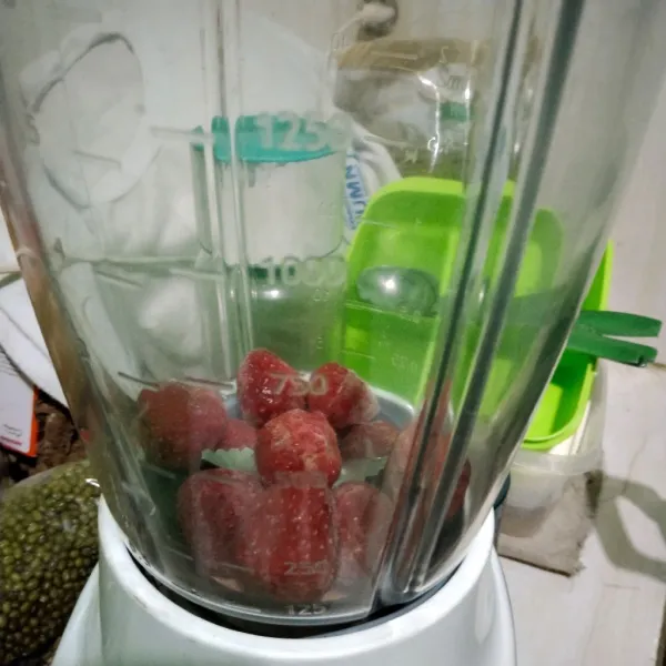 Masukkan strawberry beku dalam blender.