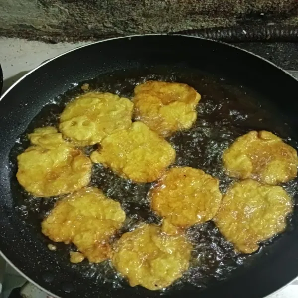 Goreng tempe sampai matang keemasan. Sajikan saat masih hangat.