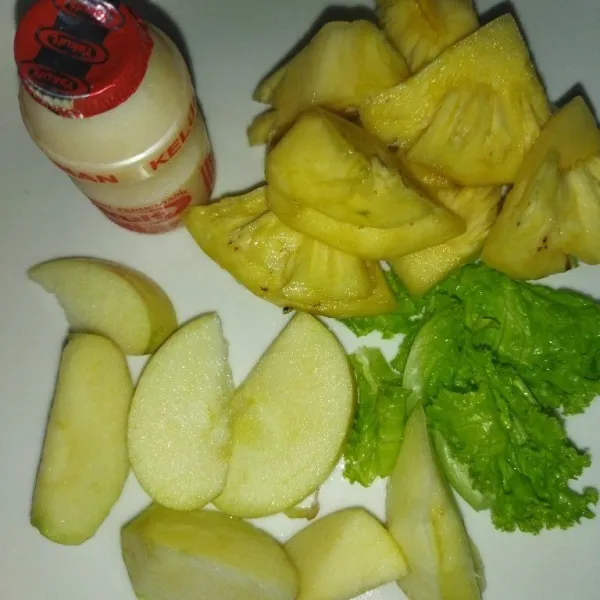 Siapkan apel dan daun selada yang sudah dicuci bersih, nanas dan minuman probiotik.