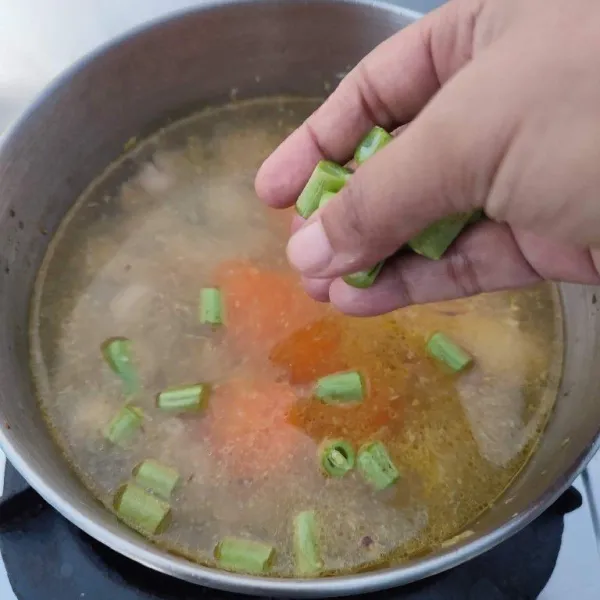 Setelah wortel ½ empuk, tambahkan buncis, rebus hingga empuk.