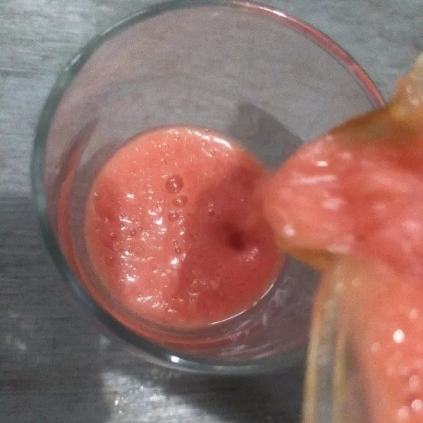 Blender hingga halus. Masukkan dalam gelas, sajikan segera.