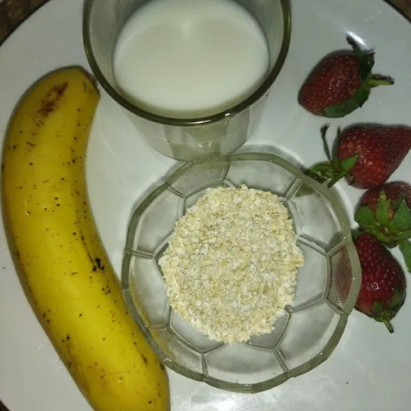 Siapkan pisang, strawberry, oat dan susu cair.