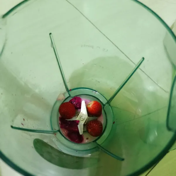 Masukkan buah buahan dalam blender.