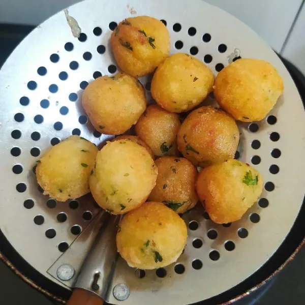 Goreng hingga seluruh permukaan kecoklatan lalu sajikan.