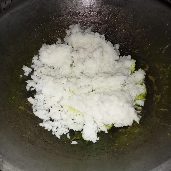 Lalu masukkan nasi putih dan aduk-aduk hingga tercampur rata.