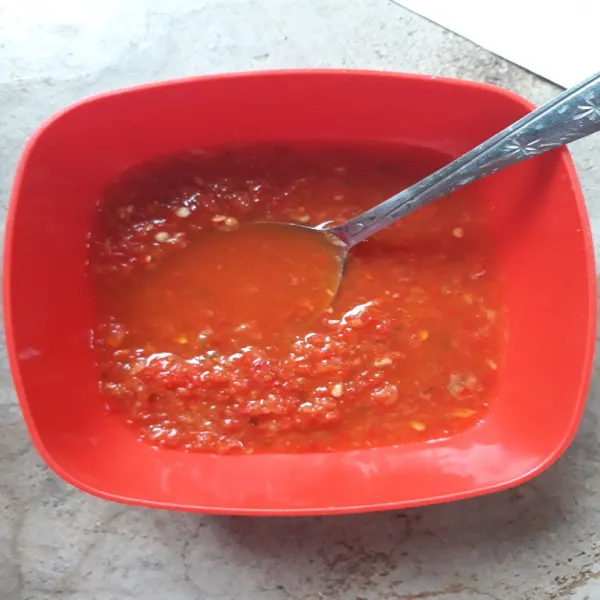 Blender cabe merah dan bawang merah sampai halus dengan sedikit air.