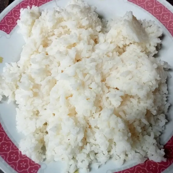 Siapkan nasi putih.