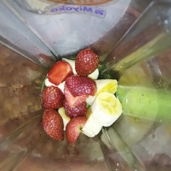 Cuci bersih strawberry lalu masukkan ke dalam blender, tambahkan pisang.